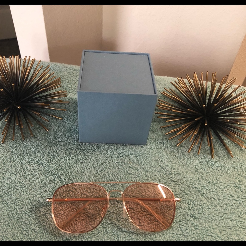 Urban Outfitters Sungl//Rose Gold Lens//NWOB
